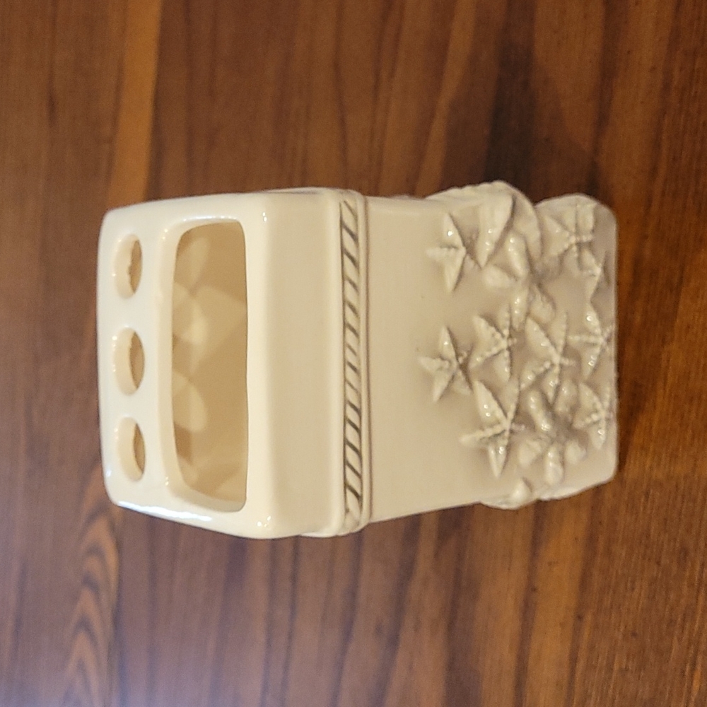 Toothbrush holder, cream with darker accent